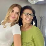Eileen Abad Instagram - Una de las cosas que más amo hacer en la vida es demostrarle mi agradecimiento a la mujer que todos los días me da su amor incondicional, ✨ Mi Madre Bella✨😍 y le demuestro mi agradecimiento consintiéndola con todo lo que a ella le gusta, como ir a “JS Studio con clase” @js.studioconclase para que mi amiga Jessica me la pongan más guapa de lo que es cuidándole su cabello. 😃 Si eres como yo ,que te encanta consentirte junto a tu mamá, te cuento que en J Studio con clase @js.studioconclase tienen precios de promoción hasta el día de las madres en balayage ,corte ,lavado y secado. Así que sí tienes el cabello de mi largo y te encantaría hacerte un balayage como el mío , corte , lavado y sacado , puedes aprovechar los precios de promoción y te llevas a tu mamá.😜 Lo único que tienes que hacer es escribir al DM de @js.studioconclase agendar tu cita , ahí te daran el precio de lo que está en promoción y te darán más detalles de cualquier otra cosa que te quieras hacer. Pd: 👀Eso sí , los precios de lo que está en promoción , sólo estarán vigentes hasta el día de las madres😉