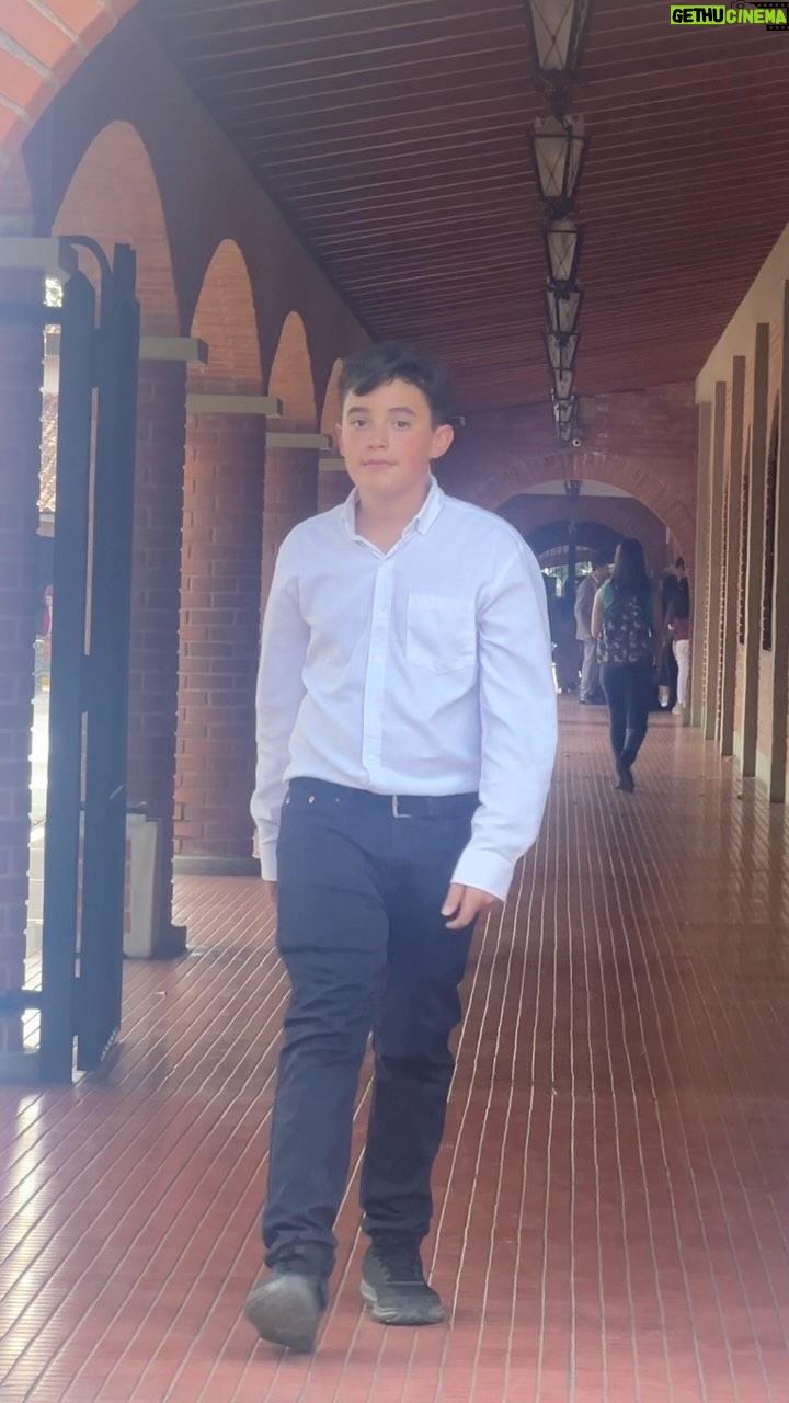 Eileen Abad Instagram - El otro día estoy esperando a mi hijo en el carro y escucho a unas niñas que lo ven y dicen entre ellas ¡Que bello es! y mi hijo que ni cuenta se dio, cuando se monta en el carro, lo primero que me dice es: ¡Mamá tengo hambre! que comidita rica me preparo mi Yeyita 😆 Hijos varones 😍, así son , mientras ellos están en su mundo pensando en 🍗🍔🍕🎾⚽️🏸🎮, las niñitas van volando ✈️ en otra frecuencia 😁😂 Bonito sábado 🌎 Ser mamá de un varón es lo máximo 😎 Te amo mi niño grandote 😍 Pd: Que viva Son Goku Kakarotto, Vegeta, turtles, Raditz, freezer, trunks, piccolo, Gohan, krillin, Bills, las esferas de dragón y los nombres de todos los saiyanos adaptaciones de nombres de verduras en inglés. 🤪 hasta yo me he vuelto fanática de los animes, porque si no puedes contra el anime que le gusta tu hijo, 🤔 únete a él 😂 para que no crezca tan rápido🥹. ✨Qué grande eres Sr 🙌 gracias✨