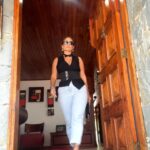 Eileen Abad Instagram - El secreto del triunfo no consiste en no caer, sino en no permanecer caídos. 😜 Frase del día con uno de los chalecos de mi mejor versión @versioninteligente 😍 que en este Outfit le agregué un toque personal. Cual crees que que fue? 😎 Un big 💋y un 🤗 gigante 🌎 para que no quede nadie por fuera 😜en este casi bye abril, sin filtros , pure love ❤️gracias sr 🙌