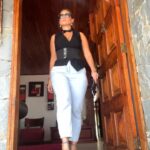 Eileen Abad Instagram - El secreto del triunfo no consiste en no caer, sino en no permanecer caídos. 😜 Frase del día con uno de los chalecos de mi mejor versión @versioninteligente 😍 que en este Outfit le agregué un toque personal. Cual crees que que fue? 😎 Un big 💋y un 🤗 gigante 🌎 para que no quede nadie por fuera 😜en este casi bye abril, sin filtros , pure love ❤️gracias sr 🙌