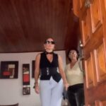 Eileen Abad Instagram - Ya se acerca el día de la mujer que nos da su amor incondicional , el día de “La Madre” este año sorpréndela con el mejor regalo, vivir la experiencia ✨VersiónInteligente✨ @versioninteligente obsequiándole una gitf card válida para lo que desee. 😉 Tu mami podrá explorar en su creatividad e imaginación diseñando el traje de su sueños 😍 escogiendo el color, tipo de tela, y realizando la combinación perfecta con el forro interno. Con la experiencia ✨Versión Inteligente ✨tú mami podrá disfrutar del mejor ambiente 🤩 la consentirán brindado con espumante, macarons, frutos secos, yogures y su amplia variedad de te. El espectacular showroom de Versión Inteligente esta ubicado 📍en la Torre Jalisco de las las Mercedes. #giftcard #Versióninteligente #elmejorregalo #DíaDeLaMadre