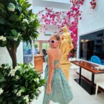 Eileen Abad Instagram – Solo me detuve un segundo para sonreírte. 🌎😁
En @nuovobyhajillos mi oficina hoy ☀️
@jeremy_wuester05 @wuesterdesign ,mi equipo detrás de 📸
