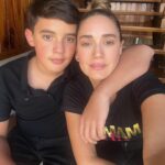 Eileen Abad Instagram – Eres la musa que inspiró esta melodía, no existe un día que no me sienta afortunado.
200 año sólo serían un suspiro para pagarte por todo lo que me has dado. Mi vida no tiene sentido sin ti a mi lado, amarte hasta el último día estoy destinado y si Dios me da otra oportunidad de regresar a este mundo reencarnado, le pediría volver a nacer de ti, para decirte una vez más cuánto te amo……. mamá te amo……. 🥹

Letra de la canción que me dedicó mi hijo y yo derretida con de la emoción que no me cabía en el pecho 😃y dando gracias a Dios porque no existe felicidad más grande que esta 😍 Gracias por elegirme como tu madre hijo, te amo más allá de lo existente. 

El día de las madres , fue a toda madre en familia.🤪 
Y María más Feliz que muchacho con juguete nuevo 😄 con una parte de la familia reunida. 
Te amamos vela María,  gracias por darme la mejor mamá del mundo. 🤩

Bendecido inicio de semana para todos . 🌎🤗