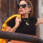 Eileen Abad Instagram - La distancia no olvida lo que el corazón recuerda.😍es la frase que me viene a la mente cada vez que hablo con alguien que quiero muchísimo y le tengo que enviar un abrazo virtual porque está a kilómetros de distancia. 🥹 Mientras……… mi querido @jeremy_wuester05 en medio de la vía parando el tráfico para tomarme 📸 foto y foto 🤳😜 Y como no sé a cuántos kilómetros de distancia te encuentras de mi apreciado lector(a) también te envío un abrazo virtual 🤗de esos que curan el alma. 🙌 Feliz noche a los de acá & Feliz día a los de allá 🌎