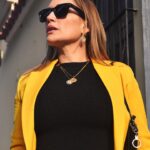 Eileen Abad Instagram - La distancia no olvida lo que el corazón recuerda.😍es la frase que me viene a la mente cada vez que hablo con alguien que quiero muchísimo y le tengo que enviar un abrazo virtual porque está a kilómetros de distancia. 🥹 Mientras……… mi querido @jeremy_wuester05 en medio de la vía parando el tráfico para tomarme 📸 foto y foto 🤳😜 Y como no sé a cuántos kilómetros de distancia te encuentras de mi apreciado lector(a) también te envío un abrazo virtual 🤗de esos que curan el alma. 🙌 Feliz noche a los de acá & Feliz día a los de allá 🌎