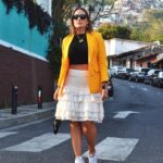 Eileen Abad Instagram - La distancia no olvida lo que el corazón recuerda.😍es la frase que me viene a la mente cada vez que hablo con alguien que quiero muchísimo y le tengo que enviar un abrazo virtual porque está a kilómetros de distancia. 🥹 Mientras……… mi querido @jeremy_wuester05 en medio de la vía parando el tráfico para tomarme 📸 foto y foto 🤳😜 Y como no sé a cuántos kilómetros de distancia te encuentras de mi apreciado lector(a) también te envío un abrazo virtual 🤗de esos que curan el alma. 🙌 Feliz noche a los de acá & Feliz día a los de allá 🌎