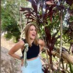 Eileen Abad Instagram - Bienvenido el hermoso verde de mi selva en este plano en mayo💚 Welcome the beautiful green of my jungle in this May plane . Bendito mayo mes dedicado a la Virgen y a las madres, mes de las flores y el trabajador(a) 🙌 Que la alegría de la primavera se refleje cada día en tu vida🌎 #naturallife #naturalstyle #sinfiltros