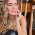 Eileen Abad Instagram – ✨Nada existe allá afuera sino tiene tu atención. Donde enfocas tu atención otorgas poder✨

Viernes, ready to go sin filtros ………..

I hug you 🌎