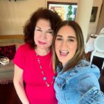 Eileen Abad Instagram – Viernes con el poder de una gran sonrisa, la llave que abre corazones 😃 y el valor de la amistad. La verdadera prueba de la amistad es el tiempo, duplica las alegrías y divide las angustias por la mitad.
Al deslizar mi adorada @beatrizaguilarlopez @beatrizaguilar72
Gracias por guiarme al inicio de mi carrera y acompañarme en este viaje que es la vida y pasar de ser mi primera manager, a una madre🫶amiga. Gracias por estar siempre .🤗
Pd: Qué bonito son los seres
que nos nutren, que aunque van y vienen, permanecen en la evolución de nuestra vida y pasan de ser amigos a familia. 😍 🥂 salud por los amigos que se convierten en familia.
A sonreír 🌎 para derretir Corazones 😁, es viernes 🤪
Delicioso el brunch que tuvimos antes de iniciar lo nuevo que se viene en @nuovobyhajillos