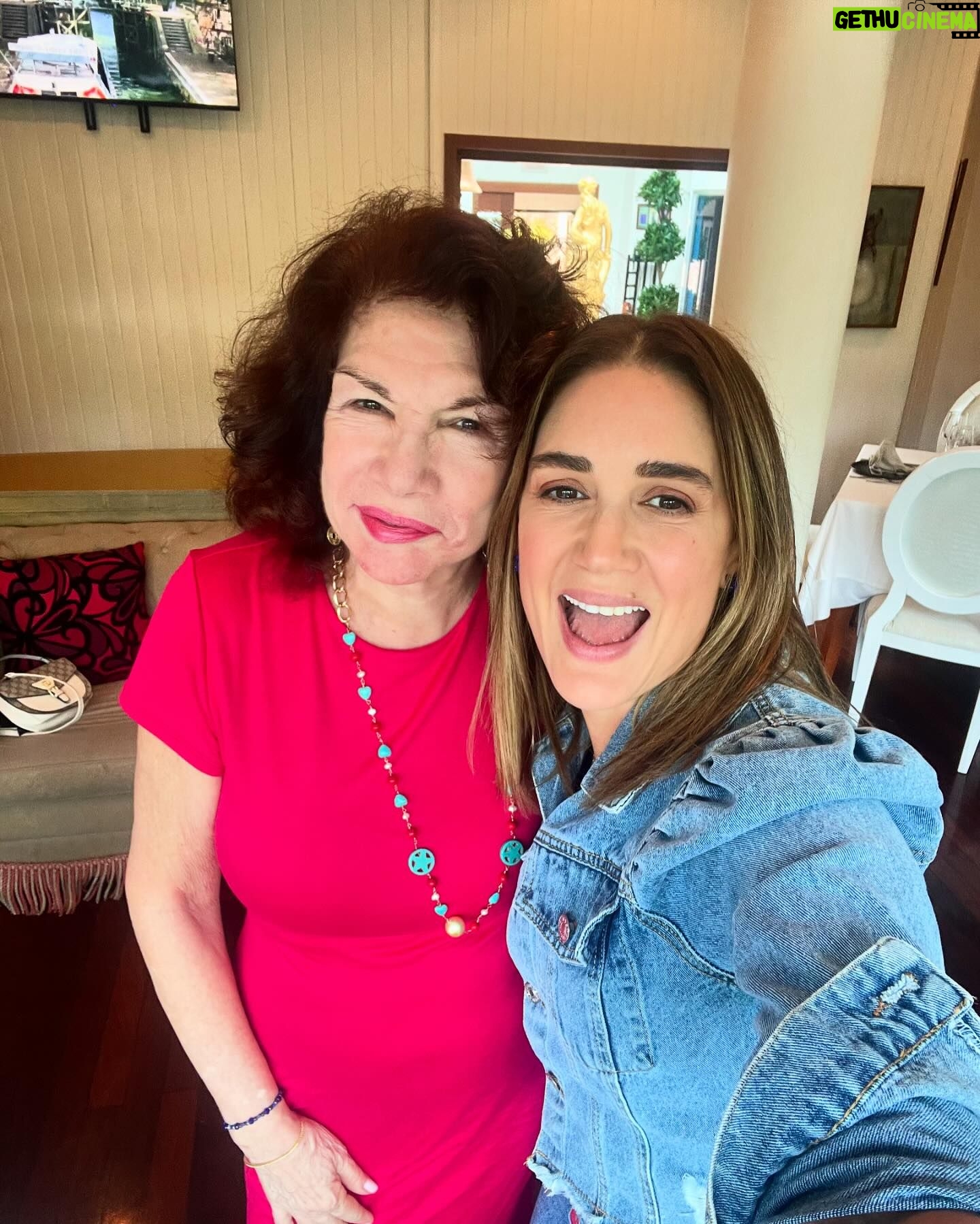 Eileen Abad Instagram - Viernes con el poder de una gran sonrisa, la llave que abre corazones 😃 y el valor de la amistad. La verdadera prueba de la amistad es el tiempo, duplica las alegrías y divide las angustias por la mitad. Al deslizar mi adorada @beatrizaguilarlopez @beatrizaguilar72 Gracias por guiarme al inicio de mi carrera y acompañarme en este viaje que es la vida y pasar de ser mi primera manager, a una madre🫶amiga. Gracias por estar siempre .🤗 Pd: Qué bonito son los seres que nos nutren, que aunque van y vienen, permanecen en la evolución de nuestra vida y pasan de ser amigos a familia. 😍 🥂 salud por los amigos que se convierten en familia. A sonreír 🌎 para derretir Corazones 😁, es viernes 🤪 Delicioso el brunch que tuvimos antes de iniciar lo nuevo que se viene en @nuovobyhajillos