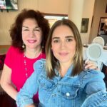 Eileen Abad Instagram – Viernes con el poder de una gran sonrisa, la llave que abre corazones 😃 y el valor de la amistad. La verdadera prueba de la amistad es el tiempo, duplica las alegrías y divide las angustias por la mitad.
Al deslizar mi adorada @beatrizaguilarlopez @beatrizaguilar72
Gracias por guiarme al inicio de mi carrera y acompañarme en este viaje que es la vida y pasar de ser mi primera manager, a una madre🫶amiga. Gracias por estar siempre .🤗
Pd: Qué bonito son los seres
que nos nutren, que aunque van y vienen, permanecen en la evolución de nuestra vida y pasan de ser amigos a familia. 😍 🥂 salud por los amigos que se convierten en familia.
A sonreír 🌎 para derretir Corazones 😁, es viernes 🤪
Delicioso el brunch que tuvimos antes de iniciar lo nuevo que se viene en @nuovobyhajillos