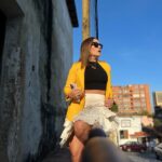 Eileen Abad Instagram – La galería del Post en mi oficina de mitad de semana ,es sólo para compartirte el mensaje más bonito que me topé hoy. 
 
✨Tu oración silenciosa hace ruido en el cielo✨😍

Hoy con mí gran equipazo ultra mega cutu guau 😎de @wuesterdesign @jeremy_wuester05 @alvaradoenredes 
y David detrás del lente de mi cel👏👏👏🥳

De mi oufit, mi blazer espectacular amarillo tostado confeccionado a mi medida y que me encanta es de @versioninteligente 

Pd: Al deslizar un selfie con el amor de mi vida en la oficina after school and before pádel 😍
