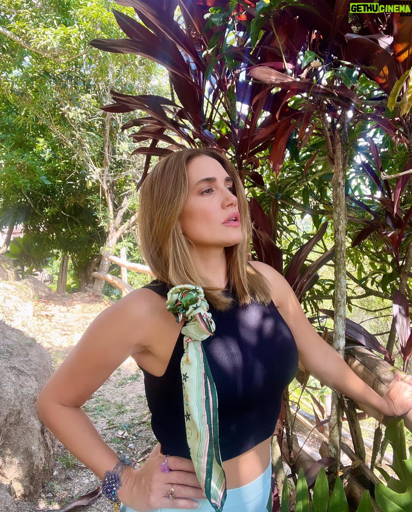 Eileen Abad Instagram - Bienvenido el hermoso verde de mi selva en este plano en mayo💚 Welcome the beautiful green of my jungle in this May plane . Bendito mayo mes dedicado a la Virgen y a las madres, mes de las flores y el trabajador(a) 🙌 Que la alegría de la primavera se refleje cada día en tu vida🌎 #naturallife #naturalstyle #sinfiltros