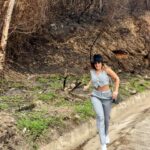 Eileen Abad Instagram – Accidentada pero feliz con mi mejor versión 😁@versionInteligente 

Ame este conjunto de pantalón a cuadros con mi mini chaleco demasiado espectacular de mi marca favorita de trajes a la medida. @versioninteligente