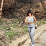Eileen Abad Instagram – Accidentada pero feliz con mi mejor versión 😁@versionInteligente 

Ame este conjunto de pantalón a cuadros con mi mini chaleco demasiado espectacular de mi marca favorita de trajes a la medida. @versioninteligente