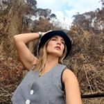 Eileen Abad Instagram – Accidentada pero feliz con mi mejor versión 😁@versionInteligente 

Ame este conjunto de pantalón a cuadros con mi mini chaleco demasiado espectacular de mi marca favorita de trajes a la medida. @versioninteligente
