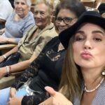 Eileen Abad Instagram – Noche de madres en “El Lago de los Cisnes” con el majestuoso ballet clásico de San Petersburgo. Una brillante puesta en escena con 26 bailarines que nos cautivó con su máximo nivel, su belleza ,gracia, y elegancia en el arte de la danza clásica.

Una experiencia única e irrepetible que nos muestra entre el amor y la magia la eterna lucha del el mal. 

Gracias por la invitación mi querido @carloschaconc9 , fueron un par de horas de un mágico viaje a través del ballet y la música con esta pieza emblemática de Tchaikovsky que mi abuela María disfrutó por primera vez encompinchada con la adorada sra Nohely y mi madre bella que la vio por segunda vez. 🤩

Además de disfrutar el ballet con estas muchachitas que tenía bajo mi responsabilidad 😄tuve el grato placer de encontrarme con una compañera del colegio y su hija😍 y quedamos pendientes para la próxima reunión Lissett😃

Pd: Si te perdiste el Ballet Clásico de San Petersburgo, desliza y verás fragmentos de esta deslumbrante puesta en escena. 🩰