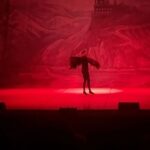 Eileen Abad Instagram – Noche de madres en “El Lago de los Cisnes” con el majestuoso ballet clásico de San Petersburgo. Una brillante puesta en escena con 26 bailarines que nos cautivó con su máximo nivel, su belleza ,gracia, y elegancia en el arte de la danza clásica.

Una experiencia única e irrepetible que nos muestra entre el amor y la magia la eterna lucha del el mal. 

Gracias por la invitación mi querido @carloschaconc9 , fueron un par de horas de un mágico viaje a través del ballet y la música con esta pieza emblemática de Tchaikovsky que mi abuela María disfrutó por primera vez encompinchada con la adorada sra Nohely y mi madre bella que la vio por segunda vez. 🤩

Además de disfrutar el ballet con estas muchachitas que tenía bajo mi responsabilidad 😄tuve el grato placer de encontrarme con una compañera del colegio y su hija😍 y quedamos pendientes para la próxima reunión Lissett😃

Pd: Si te perdiste el Ballet Clásico de San Petersburgo, desliza y verás fragmentos de esta deslumbrante puesta en escena. 🩰