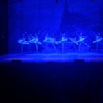 Eileen Abad Instagram – Noche de madres en “El Lago de los Cisnes” con el majestuoso ballet clásico de San Petersburgo. Una brillante puesta en escena con 26 bailarines que nos cautivó con su máximo nivel, su belleza ,gracia, y elegancia en el arte de la danza clásica.

Una experiencia única e irrepetible que nos muestra entre el amor y la magia la eterna lucha del el mal. 

Gracias por la invitación mi querido @carloschaconc9 , fueron un par de horas de un mágico viaje a través del ballet y la música con esta pieza emblemática de Tchaikovsky que mi abuela María disfrutó por primera vez encompinchada con la adorada sra Nohely y mi madre bella que la vio por segunda vez. 🤩

Además de disfrutar el ballet con estas muchachitas que tenía bajo mi responsabilidad 😄tuve el grato placer de encontrarme con una compañera del colegio y su hija😍 y quedamos pendientes para la próxima reunión Lissett😃

Pd: Si te perdiste el Ballet Clásico de San Petersburgo, desliza y verás fragmentos de esta deslumbrante puesta en escena. 🩰
