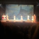 Eileen Abad Instagram – Noche de madres en “El Lago de los Cisnes” con el majestuoso ballet clásico de San Petersburgo. Una brillante puesta en escena con 26 bailarines que nos cautivó con su máximo nivel, su belleza ,gracia, y elegancia en el arte de la danza clásica.

Una experiencia única e irrepetible que nos muestra entre el amor y la magia la eterna lucha del el mal. 

Gracias por la invitación mi querido @carloschaconc9 , fueron un par de horas de un mágico viaje a través del ballet y la música con esta pieza emblemática de Tchaikovsky que mi abuela María disfrutó por primera vez encompinchada con la adorada sra Nohely y mi madre bella que la vio por segunda vez. 🤩

Además de disfrutar el ballet con estas muchachitas que tenía bajo mi responsabilidad 😄tuve el grato placer de encontrarme con una compañera del colegio y su hija😍 y quedamos pendientes para la próxima reunión Lissett😃

Pd: Si te perdiste el Ballet Clásico de San Petersburgo, desliza y verás fragmentos de esta deslumbrante puesta en escena. 🩰