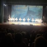 Eileen Abad Instagram – Noche de madres en “El Lago de los Cisnes” con el majestuoso ballet clásico de San Petersburgo. Una brillante puesta en escena con 26 bailarines que nos cautivó con su máximo nivel, su belleza ,gracia, y elegancia en el arte de la danza clásica.

Una experiencia única e irrepetible que nos muestra entre el amor y la magia la eterna lucha del el mal. 

Gracias por la invitación mi querido @carloschaconc9 , fueron un par de horas de un mágico viaje a través del ballet y la música con esta pieza emblemática de Tchaikovsky que mi abuela María disfrutó por primera vez encompinchada con la adorada sra Nohely y mi madre bella que la vio por segunda vez. 🤩

Además de disfrutar el ballet con estas muchachitas que tenía bajo mi responsabilidad 😄tuve el grato placer de encontrarme con una compañera del colegio y su hija😍 y quedamos pendientes para la próxima reunión Lissett😃

Pd: Si te perdiste el Ballet Clásico de San Petersburgo, desliza y verás fragmentos de esta deslumbrante puesta en escena. 🩰