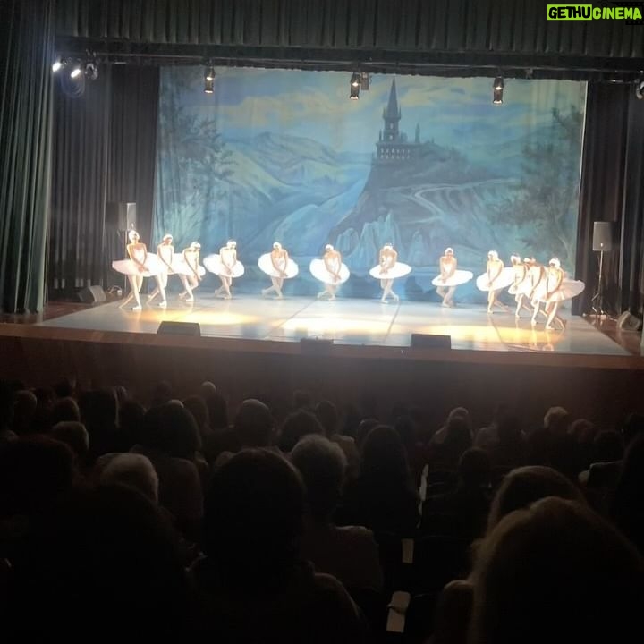 Eileen Abad Instagram - Noche de madres en “El Lago de los Cisnes” con el majestuoso ballet clásico de San Petersburgo. Una brillante puesta en escena con 26 bailarines que nos cautivó con su máximo nivel, su belleza ,gracia, y elegancia en el arte de la danza clásica. Una experiencia única e irrepetible que nos muestra entre el amor y la magia la eterna lucha del el mal. Gracias por la invitación mi querido @carloschaconc9 , fueron un par de horas de un mágico viaje a través del ballet y la música con esta pieza emblemática de Tchaikovsky que mi abuela María disfrutó por primera vez encompinchada con la adorada sra Nohely y mi madre bella que la vio por segunda vez. 🤩 Además de disfrutar el ballet con estas muchachitas que tenía bajo mi responsabilidad 😄tuve el grato placer de encontrarme con una compañera del colegio y su hija😍 y quedamos pendientes para la próxima reunión Lissett😃 Pd: Si te perdiste el Ballet Clásico de San Petersburgo, desliza y verás fragmentos de esta deslumbrante puesta en escena. 🩰