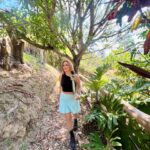 Eileen Abad Instagram - Bienvenido el hermoso verde de mi selva en este plano en mayo💚 Welcome the beautiful green of my jungle in this May plane . Bendito mayo mes dedicado a la Virgen y a las madres, mes de las flores y el trabajador(a) 🙌 Que la alegría de la primavera se refleje cada día en tu vida🌎 #naturallife #naturalstyle #sinfiltros