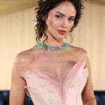 Eiza González Instagram – MET GALA 🌷 Thank you to the Institute, Anna and @voguemagazine 

My Dream look takes life thanks to @cartier an @delcoreofficial 
Inspired by the vanilla orquídea native from Mexico. Representing my heritage is crucial to me and this dress got built around this never used before piece from Cartier that emulates the base of a green field. Paintings from the renaissance where the beauty inspiration tied with the Venus in the shell. Major thank you to the entire group for people behind this look.  To both houses Arnaud, Liana and everyone at @cartier thank you for having me 🌸
Daniel I absolute adore you thank for creating this dress  @delcoreofficial  and @elizabethsaltzman you’re an angel 🌷