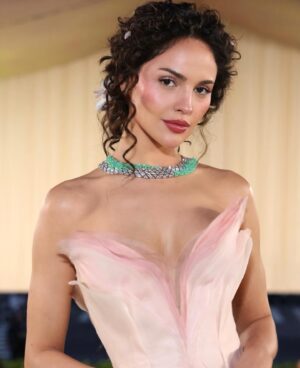 Eiza González Instagram - MET GALA 🌷 Thank you to the Institute, Anna and @voguemagazine 

My Dream look takes life thanks to @cartier an @delcoreofficial 
Inspired by the vanilla orquídea native from Mexico. Representing my heritage is crucial to me and this dress got built around this never used before piece from Cartier that emulates the base of a green field. Paintings from the renaissance where the beauty inspiration tied with the Venus in the shell. Major thank you to the entire group for people behind this look.  To both houses Arnaud, Liana and everyone at @cartier thank you for having me 🌸
Daniel I absolute adore you thank for creating this dress  @delcoreofficial  and @elizabethsaltzman you’re an angel 🌷