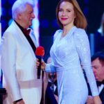Ekaterina Guseva Instagram - ❄️ Национальный академический оркестр народных инструментов России имени Н. П. Осипова. Художественный руководитель и главный дирижёр , народный артист России - Владимир Павлович Андропов! За создание нежного снежного образа благодарю великолепного дизайнера @zairagatagazheva #РомантикаРоманса #ЕкатеринаГусева