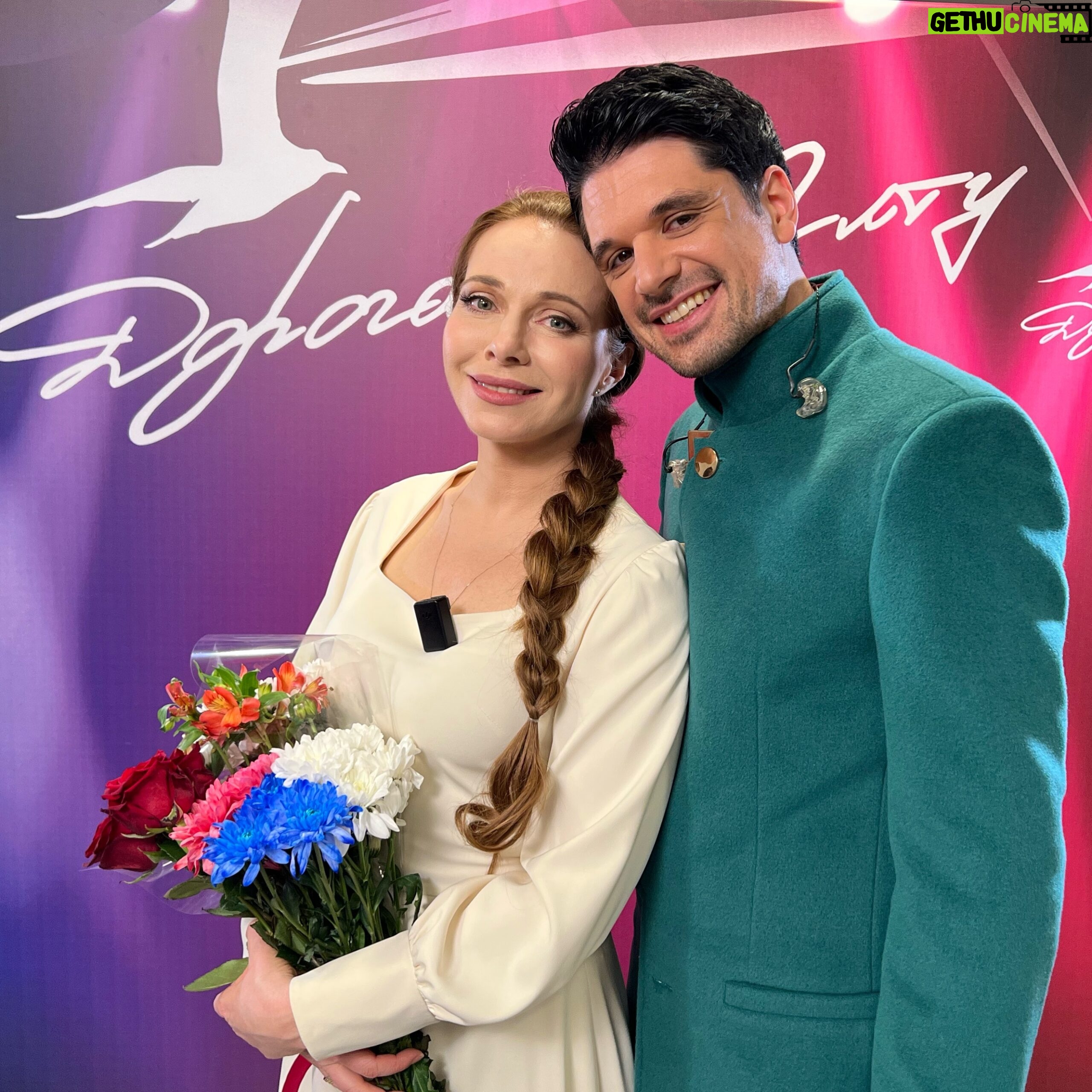 Ekaterina Guseva Instagram - В Государственном Кремлёвском дворце состоялся финал международного музыкального фестиваля-конкурса «Дорога на Ялту», где музыканты со всего мира исполняли лучшие музыкальные произведения о Великой Отечественной войне. В этом году мне посчастливилось выступить с очень талантливым музыкантом, поэтом и композитором, исполнителем из Словении Сашо Гачник @svarogovmusic Мы исполнили «Прощание славянки» на русском и на словенском языках. Не пропустите эфир❗️ 8 мая в 19:45 на телеканале Россия Культура❗️#ДорогаНаЯлту @doroganayaltu #ЕкатеринаГусева