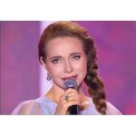 Ekaterina Guseva Instagram - Песню «Маленький принц» на стихи Николая Николаевича Добронравова исполнила в концерте на Красной площади с выдающимися, талантливыми музыкантами. Саксофон- Вероника Кожухарова @veronikakozhukharova и победительницей юношеского конкурса П.И.Чайковского Мария Андреева-скрипка @mariapianoviolin #ЕкатеринаГусева