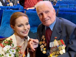 Ekaterina Guseva Instagram - А ещё я благодарна «Дороге на Ялту»  за тёплые встречи с нашими ветеранами! 
Звегинцев Борис Иванович. 
В должности механика и старшего механика воевал в составе 1-го гвардейского штурмового авиационного корпуса 152-го полка на 2-м и 1-м Украинском фронтах. Вместе с корпусом принимал участие в освобождении территории Молдавии, Польши, в боях в Германии и освобождении Чехословакии. День Победы встретил в Финстервальде в 70 км от Берлина.
Весь наш народ чтит и благодарит поколение победителей!
Мы гордимся нашими ветеранами, преклоняемся перед их мужеством. У них был один долг: сберечь Отечество.
Преданность Родине помогала всё преодолеть, быть на высоте человеческого достоинства: и в войну, и в послевоенное время. #ЕкатеринаГусева