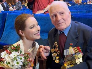 Ekaterina Guseva Instagram - А ещё я благодарна «Дороге на Ялту»  за тёплые встречи с нашими ветеранами! 
Звегинцев Борис Иванович. 
В должности механика и старшего механика воевал в составе 1-го гвардейского штурмового авиационного корпуса 152-го полка на 2-м и 1-м Украинском фронтах. Вместе с корпусом принимал участие в освобождении территории Молдавии, Польши, в боях в Германии и освобождении Чехословакии. День Победы встретил в Финстервальде в 70 км от Берлина.
Весь наш народ чтит и благодарит поколение победителей!
Мы гордимся нашими ветеранами, преклоняемся перед их мужеством. У них был один долг: сберечь Отечество.
Преданность Родине помогала всё преодолеть, быть на высоте человеческого достоинства: и в войну, и в послевоенное время. #ЕкатеринаГусева