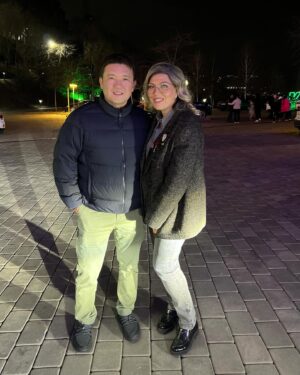 Ekaterina Skulkina Instagram - Алматы, рада была новой встрече с тобой!🤩
Я так хотела показать своей семье город, который сама нежно люблю, и людей, которые покоряют своей гостеприимностью и желанием радовать других!
И это удалось с лихвой!✨
Всё было так душевно, так солнечно и с такой сердечной теплотой! 
Проводником в казахстанские чудеса стал давний квновский друг @daut.shaikhislamov 💫
Даут, я думаю, что ты можешь всё и даже чуть больше!🤩
Спасибо за невероятные впечатления, ярчайшие эмоции и заботу высшего уровня!🤩😘
А ещё я знаю теперь, что ты немножечко волшебник)
Семья в восторге, мечтает посмотреть всю страну✨
Лично для меня открытием в этой поездке стал горнолыжный курорт Шимбулак💫 (именинник, кстати, в этом году! 70 лет🎉)
От красоты и величественности захватывало дух! Спасибо Айгерим за тёплую и незабываемую встречу, подарки и вкусные казахские угощения!😍
Если вы ещё не были в Казахстане, то обязательно побывайте! Если уже путешествовали туда, то поезжайте ещё раз - обязательно откроете для себя что-то новое!🥰