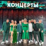 Ekaterina Skulkina Instagram - Спасибо большое за тёплые слова!✨ Да, нам было непросто, но, я считаю, что для первого раза неплохо☺️ Мои прекрасные @chernih @ppristanskiy @rustamkhabibulllin @ilyasmamontov @durasov @bairamoffs @islamovrobertjan @lencho_makarova @elellia @iatsenkomaksim 👏🏻👏🏻👏🏻👏🏻👏🏻 Ильхам абый , @alekseyziuzin и Ришат 😘😘😘 Смешной, талантливый и клёвый @aidargaraev ❤️‍🔥 Отдельное спасибо Славе Дусмухаметову и всей его мега команде за приглашение, новый опыт и работу!🥇 @koncerty_tnt ❤️‍🔥 Про моё платье (и изумрудную красоту всей команды)☺️ все вопросы к @alinagerman (её идея и воплощение)✨