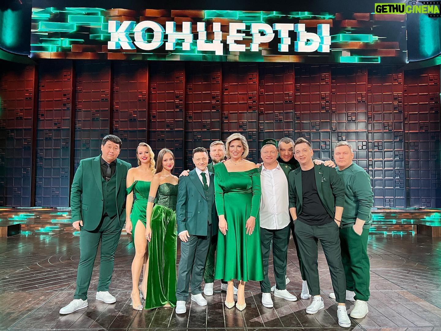 Ekaterina Skulkina Instagram - Спасибо большое за тёплые слова!✨ Да, нам было непросто, но, я считаю, что для первого раза неплохо☺️ Мои прекрасные @chernih @ppristanskiy @rustamkhabibulllin @ilyasmamontov @durasov @bairamoffs @islamovrobertjan @lencho_makarova @elellia @iatsenkomaksim 👏🏻👏🏻👏🏻👏🏻👏🏻 Ильхам абый , @alekseyziuzin и Ришат 😘😘😘 Смешной, талантливый и клёвый @aidargaraev ❤️🔥 Отдельное спасибо Славе Дусмухаметову и всей его мега команде за приглашение, новый опыт и работу!🥇 @koncerty_tnt ❤️🔥 Про моё платье (и изумрудную красоту всей команды)☺️ все вопросы к @alinagerman (её идея и воплощение)✨