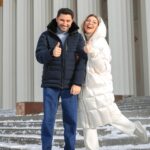 Ekaterina Skulkina Instagram - Премьерим на выставке «Россия». Впервые на главной уличной сцене. С Екатериной Скулкиной. От холода спасают только солнце и наши улыбки. #ИмперияМузыки celebrity management #ЕкатеринаСкулкина #лучшиеведущие