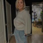 Ekaterina Skulkina Instagram - «Бог – джентльмен. Он благосклонен к блондинкам.» Джо Ортон Чуть-чуть дополню Джо☺️ Определённо, Создатель доверил часть своих полномочий по превращению обычных женщин в блондинок младшему научному сотруднику @alexkontier ❤️‍🔥😘😘😘