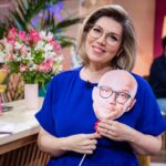 Ekaterina Skulkina Instagram - Сегодня случился ещё один новый эпизод в моей профессиональной жизни - прямой телевизионный эфир 🔥 39-й тираж Национальной лотереи “Мечталлион”✨ Это было увлекательно и волнительно, но Митя @dmitry_khrustalev и съёмочная группа сказали, что всё удалось☺️ Поздравляю всех выигравших✨ Make up&hair by @elvirariabtseva_makeup Shoes by @raden_moscow Dress by @moda.xl