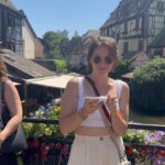 Elçin Afacan Instagram - Bu yaz güneşin keyfini sürdüğüm her an, her yerde @sebamedturkiye Sun Care benimleydi. Gerçekten seni çok sevdim canım Sebamed🩷🫧 PH 5.5 dengesi ile hassas cildimi güneşin zararlı ışınlarından korurken içerisinde bulunan E vitamini sayesinde de nem ihtiyacımı karşılıyorum. Daha ne olsun? 🌞 #işbirliği #GüneşinKeyfiniSür