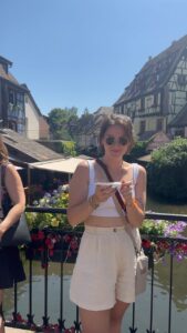 Elçin Afacan Instagram - Bu yaz güneşin keyfini sürdüğüm her an, her yerde @sebamedturkiye Sun Care benimleydi. Gerçekten seni çok sevdim canım Sebamed🩷🫧 PH 5.5 dengesi ile hassas cildimi güneşin zararlı ışınlarından korurken içerisinde bulunan E vitamini sayesinde de nem ihtiyacımı karşılıyorum. Daha ne olsun? 🌞 #işbirliği #GüneşinKeyfiniSür