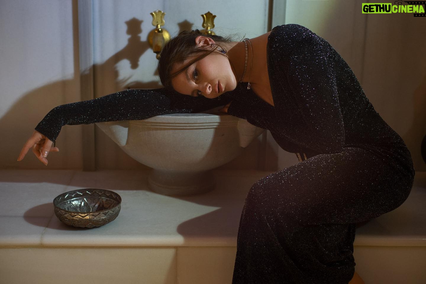 Elçin Afacan Instagram - 🖤 Fotoğraf: @cemtalu Styling : @cestlavie.istanbul @senaerdemirr @zeyneppbaba Saç : @dogukanpunar Makyaj: @nihaldincc