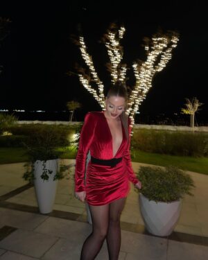 Elçin Afacan Instagram - Günaydın❤️‍🔥 •
Dress: @cihan.nacar 
Make-up: @deniz.beyazgul1 
Saç: @haticealegozz •
Hepsinin eli ayrı güzeldir ben söyleyeyim 🤭🥳💕