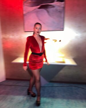 Elçin Afacan Instagram - Günaydın❤️‍🔥 •
Dress: @cihan.nacar 
Make-up: @deniz.beyazgul1 
Saç: @haticealegozz •
Hepsinin eli ayrı güzeldir ben söyleyeyim 🤭🥳💕