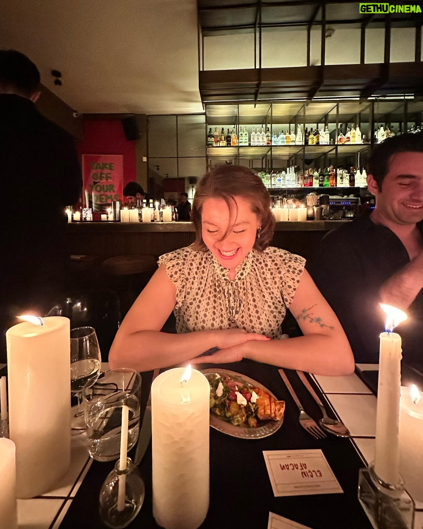 Elçin Afacan Instagram - Ben, keyfim ve serkan🥂• 🪽 @beyyoglu 🪽 @setupkabatas #reklam