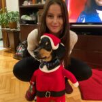 Elçin Afacan Instagram – Benim canım ailem sizi çok seviyorum. Bu sadece bir kısmı kocaman ve çok olmaktan gurur duyuyorum. Her sene beraber her sene yan yana olmaya niyet ediyorum sağlıkla neşe ile denge ile iyi seneler🥳💕🎄 ve bu sene aileme yeni katılan evimin en önemli bireyi Barış’ı sen benim canımsın. İyi ki geldin. Hiç gitme. İlk yılbaşımız kutlu olsun niceleri olsun. 🐶🤍🥹🥰