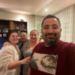 Elçin Afacan Instagram – Dünyanın en güzel şeyidir her koşulda sevildiğini bilmek. Ve yine dünyanın en güzel halidir sevebileceğin kadar sevmek…  Başka ne söylenir bilemiyorum. 2022 hayal ettiğinizin ötesinde olsun… 
Bide şey… allah kaybedilen tüm anne baba ve kardeşlere rahmet eylesin. Hep bir arada olmanız dileği ile. Huzura. Denge ile. 🤍🤍🤍🤍