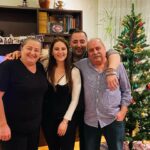 Elçin Afacan Instagram – Benim canım ailem sizi çok seviyorum. Bu sadece bir kısmı kocaman ve çok olmaktan gurur duyuyorum. Her sene beraber her sene yan yana olmaya niyet ediyorum sağlıkla neşe ile denge ile iyi seneler🥳💕🎄 ve bu sene aileme yeni katılan evimin en önemli bireyi Barış’ı sen benim canımsın. İyi ki geldin. Hiç gitme. İlk yılbaşımız kutlu olsun niceleri olsun. 🐶🤍🥹🥰