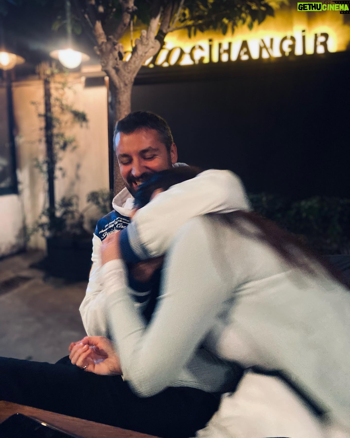 Elçin Afacan Instagram - Bir sarılış tablôsû 💕🫠🎄 14 yıllık rutin yeni yıl buluşması ‘22 •🥳 conem can😊 Wenn das neue Jahr näher rückt, lebe ich und teile die Weihnachtsstimmung einen Monat lang mit meinen Freunden Frohes neues Jahr im Voraus🎄💕• Not:Kendisi çocukluğum ergenliğim ve şu an’a dair tüm bilgilere sahip olduğundan sakince elimdeki geyiklerin ve anıların hepsini yere bırakıyorum🤪🤭